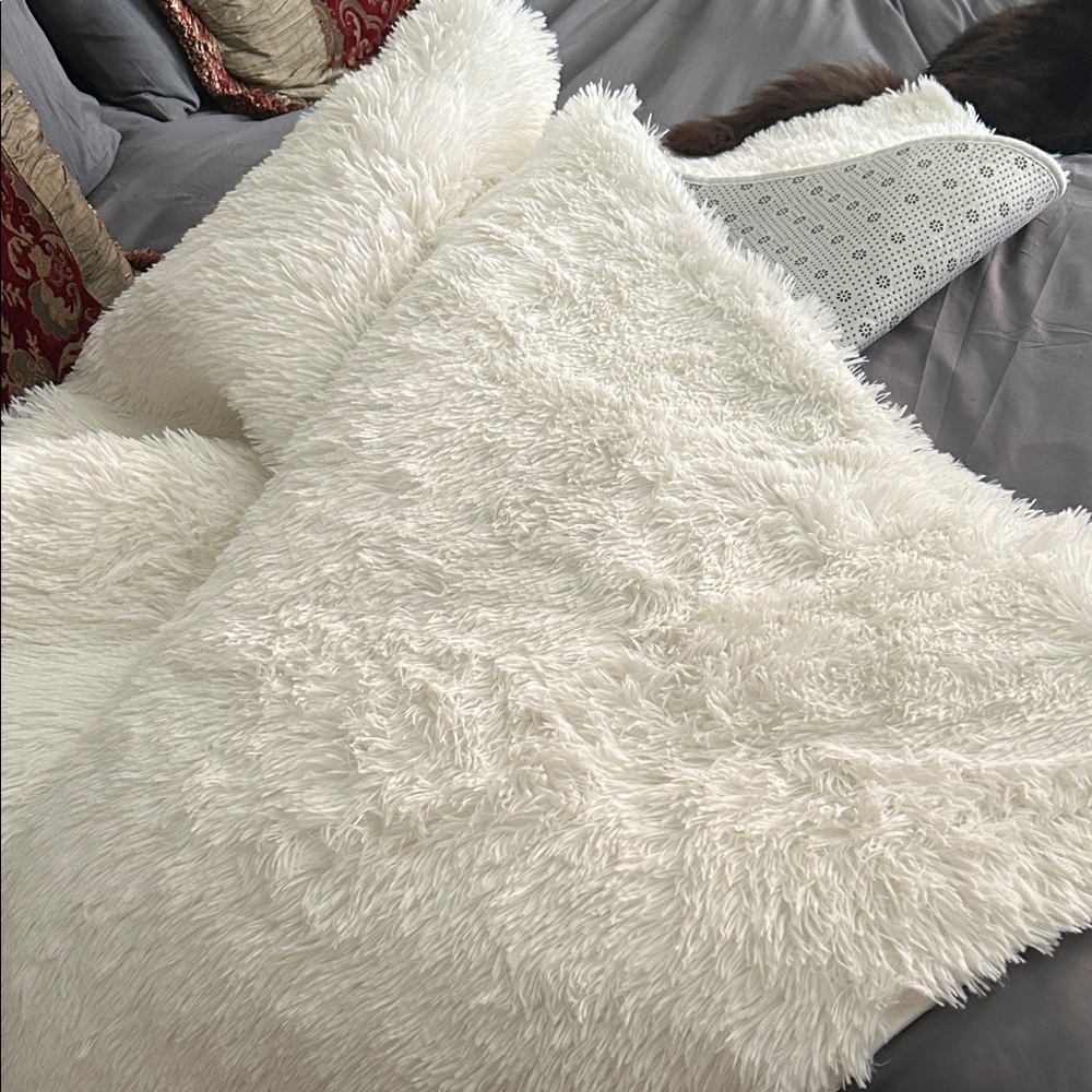 4x6 Luxurious White Faux Fur Throw rug